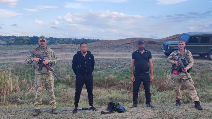 На кордоні спіймали двох утікачів в Молдову: прикордонники відчули аромат парфумів