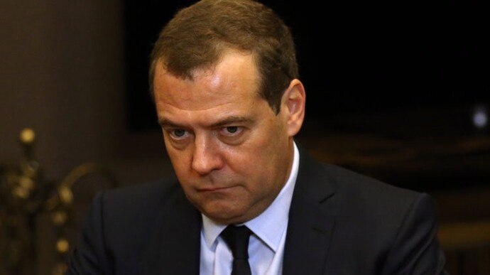 Маразм Медведева прогрессирует: назвал украинцев неблагодарными свиньями за отказ в рождественском перемирии