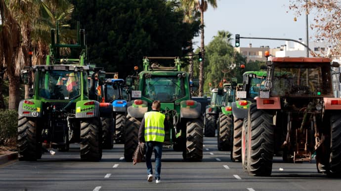 Испанские фермеры вышли на протест и перекрыли движение на трассах