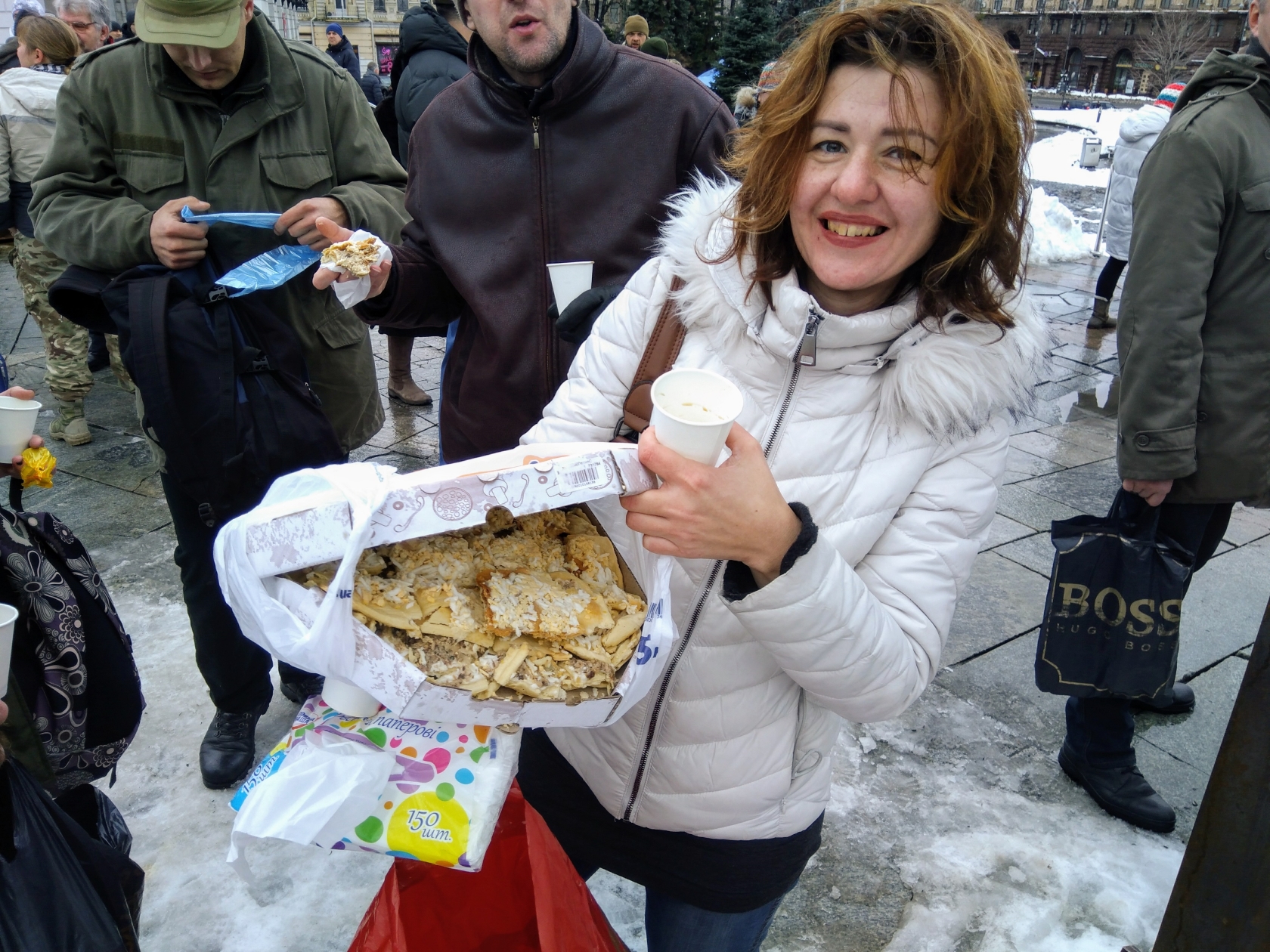 Алиса Беленко приехала в центр Киева, чтобы угостить всех желающих рыбным пирогом собственного приготовления