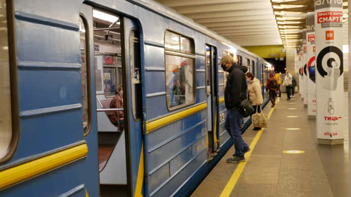 У київському метро жінка потрапила під потяг: обмежено рух поїздів
