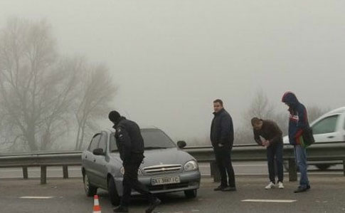 Через туман під Києвом у ДТП потрапили 10 авто