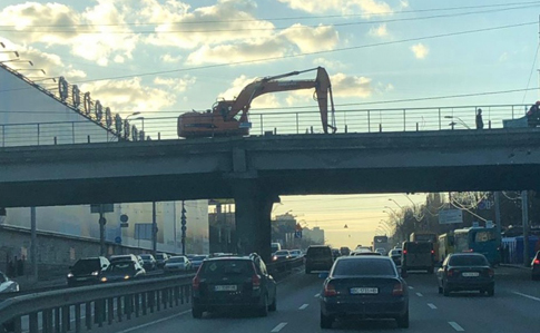 Шулявский мост: Движение на проспекте ограничили на сутки