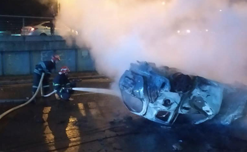 В Киеве произошло смертельное ДТП: авто врезалось в столб и загорелось