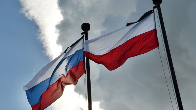 Польща зажадала пояснень від Росії через зняття її прапорів