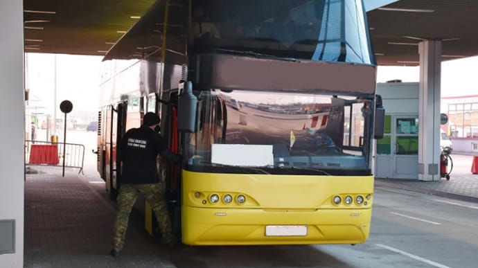 В Польшу не пустили автобус из Украины: пассажир заявил, что болен COVID-19