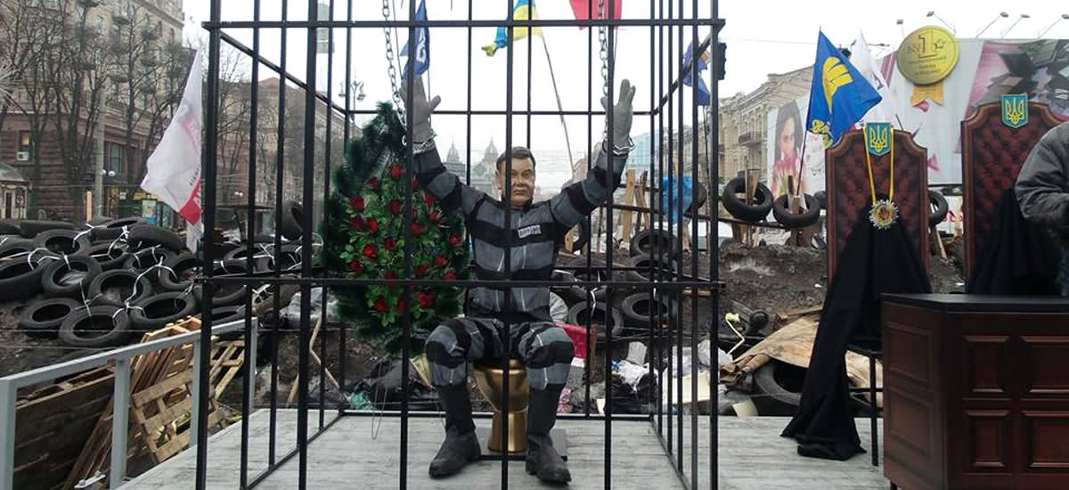 Політичний хіт-парад листопада. Янукович, груди за спиною Авакова та солдат Міхо