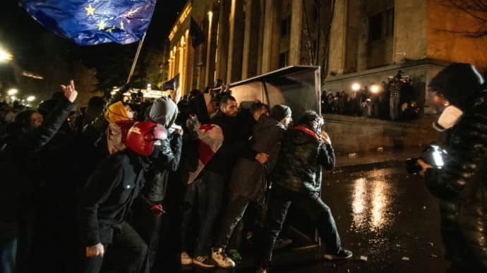 Georgian police beat journalists and damage their equipment during crackdown on protesters in Tbilisi – videos