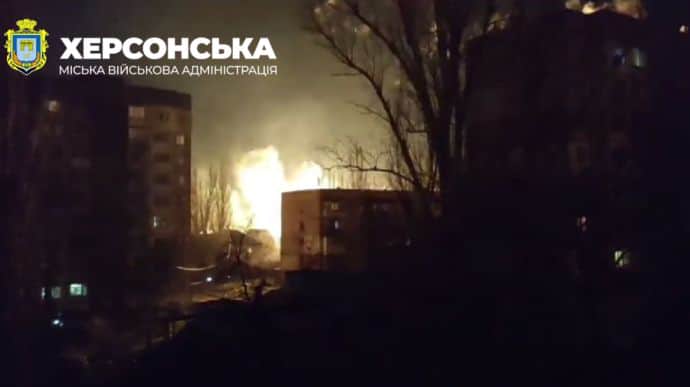 Russian forces carry out large-scale attack on Kherson's residential neighbourhoods, causing several fires – video