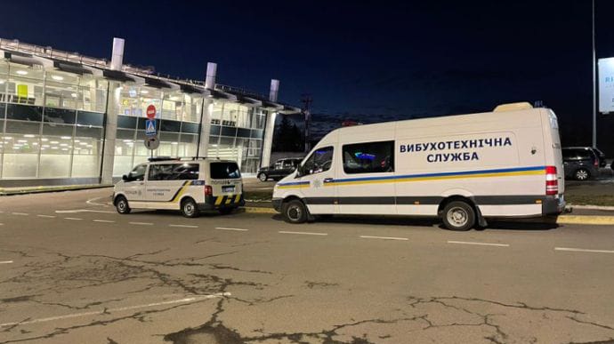 В Киеве заминировали аэропорты и ТРЦ