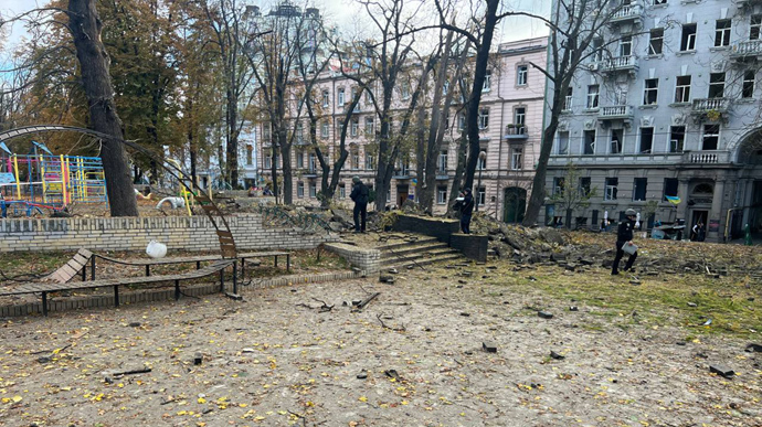 В ОП показали, куди поцілили росіяни у центрі Києва 