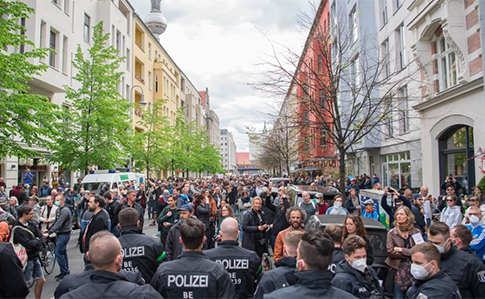 Около тысячи человек в Берлине вышли на протест против карантина