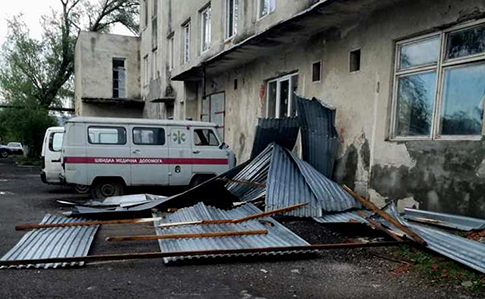 На Закарпатті буревій позривав дахи з лікарні й шкіл