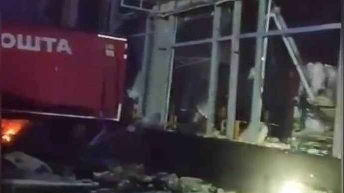 Russians hit delivery company depot in Kharkiv Oblast, killing and wounding people