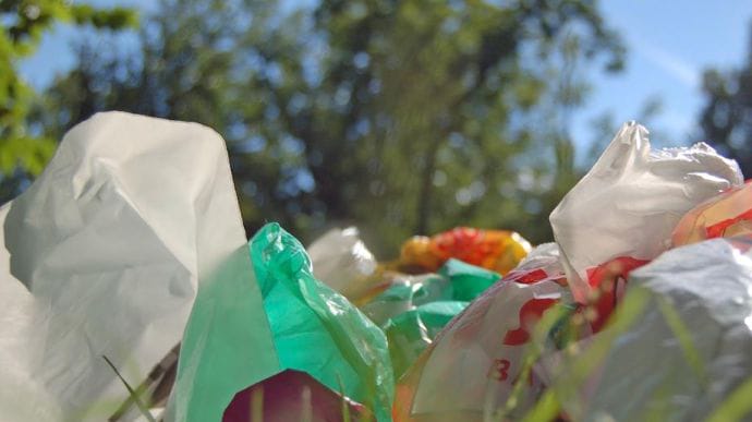Зеленський підписав закон про обмеження обігу пластикових пакетів 