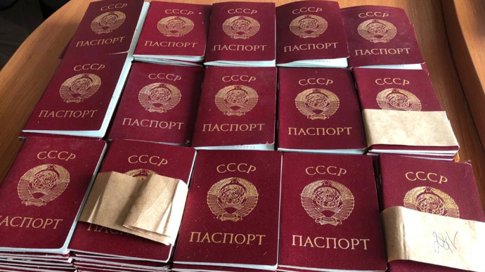 СБУ: окупанти планували роздати жителям Київщини паспорти СРСР