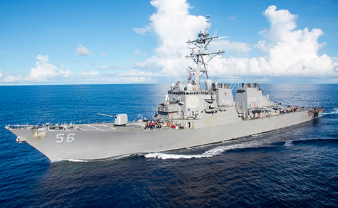Военный корабль ВМС США столкнулся с торговым судном