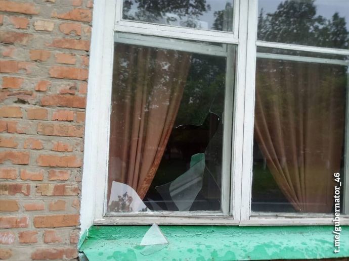 Повреждения окон здания школы в Ворожбе