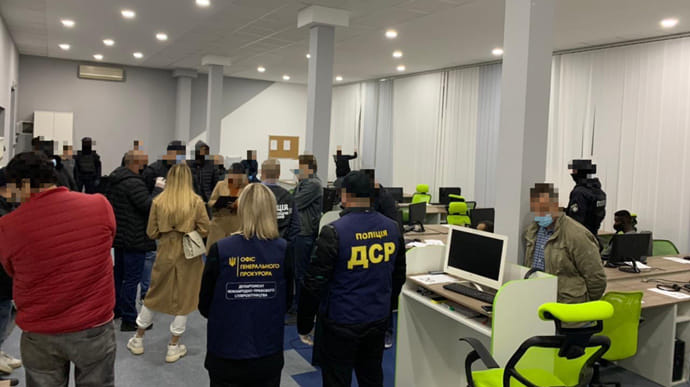 В Україні викрили шахраїв: ошукали іноземців на $7,5 млн 