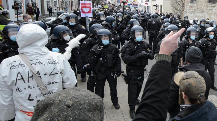 Газ и водометы: в Германии произошли столкновения коронаскептикив и полиции 