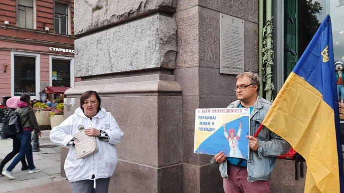 У Петербурзі затримали активістів за одиночні пікети з нагоди Дня Незалежності України