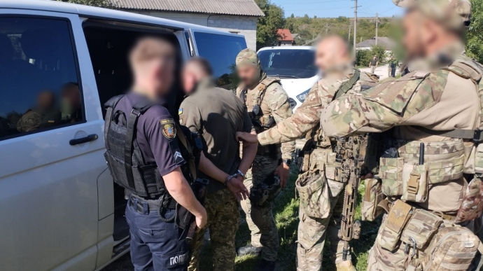 На Тернопольщине мужчина в военной форме стрелял в людей: двое погибших, еще трое раненых