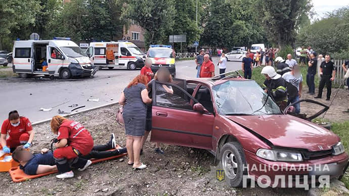 В Каменце-Подольском авто влетело в скорую: 9 травмированных