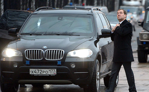 Медведєв погрожує додатковим контролем усіх авто з України