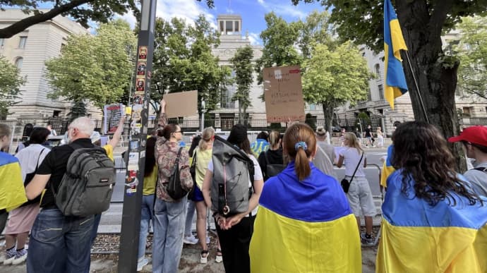 Ukrainian language banned at Berlin rally following Russian attack on Kyiv hospital