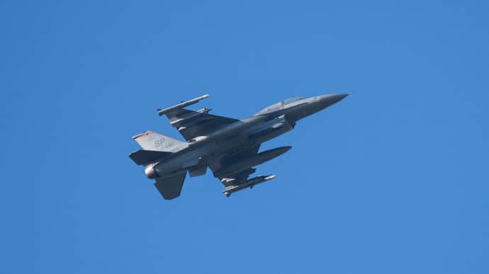 12 украинских пилотов будут готовы управлять F-16 в боевых условиях в июле − NYT