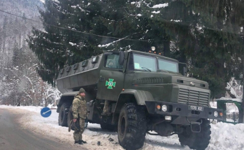 Спецоперация в Закарпатье: Силовики перекрывают дорогу, привлекли технику