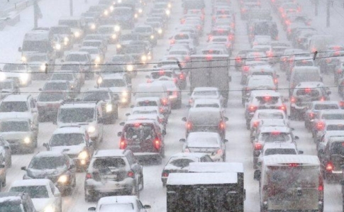 Через снігопади на Київщині – транспортний колапс