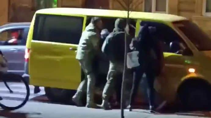 У Львівському ТЦК обіцяють покарати посадовців через відео з пакуванням чоловіка