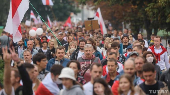 В Минске вновь акция протеста, десятки тысяч людей вышли на улицы