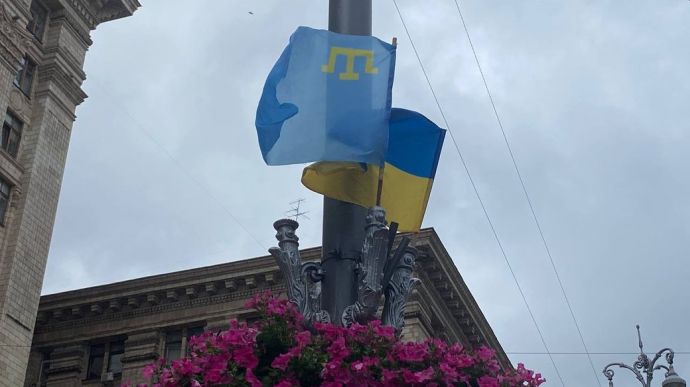 Кримськотатарські прапори підняли у Києві та за кордоном