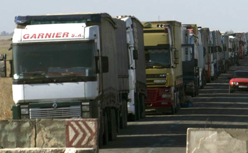 РФ повністю призупинила транзит українських вантажівок