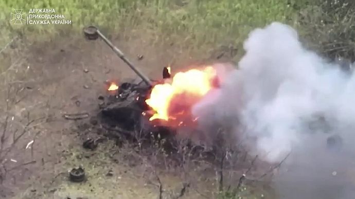 Ukrainian border guards blow up Russian tank: video