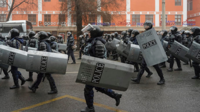 Влада Алмати заявила про розчищення площі, журналісти кажуть про вбитих демонстрантів