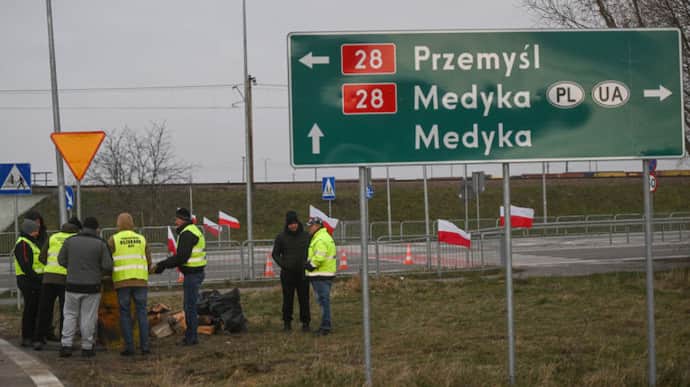 Polish protesters obstruct movement of passenger transport through Medyka-Shehyni border crossing 