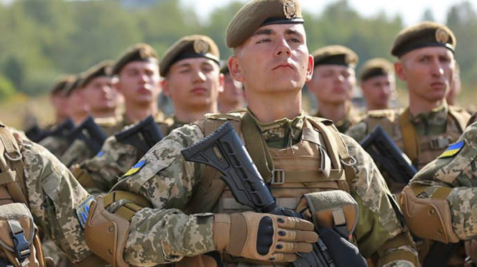 Українці все менше вірять у вторгнення РФ, віра в сили власної армії росте - опитування