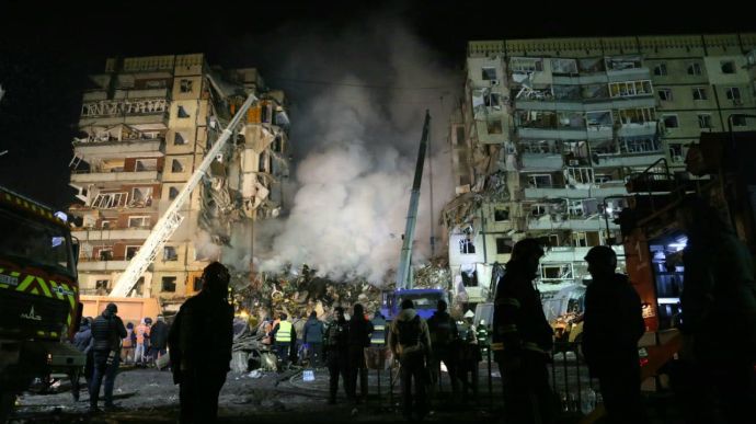Удар по будинку в Дніпрі: 12 загиблих, серед них неповнолітня, 73 поранених
