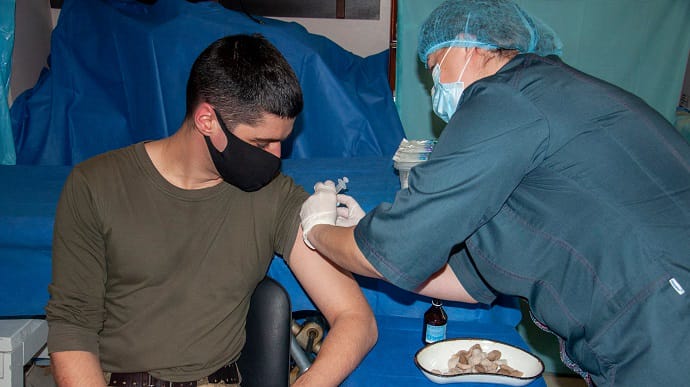 На Донбассе военным сделали первые прививки от коронавируса