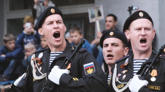 Росіяни проведуть одразу 3 військові паради в окупованому Криму