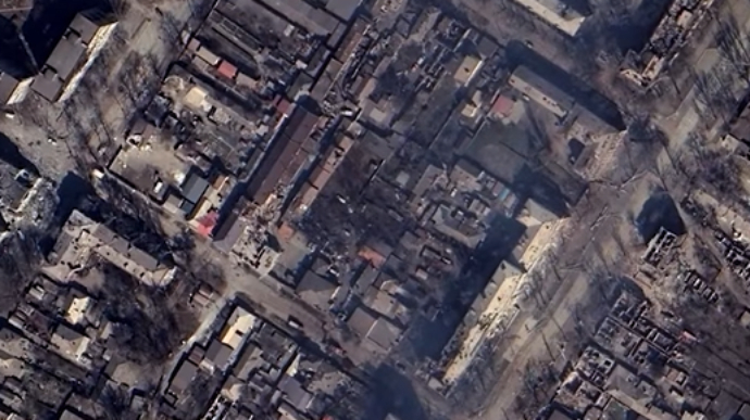 Маріуполь зруйнований на 90%: Зеленський показав кадри окупованого міста