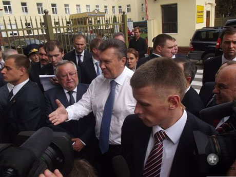 Янукович пошел в народ. Фото Волынская правда