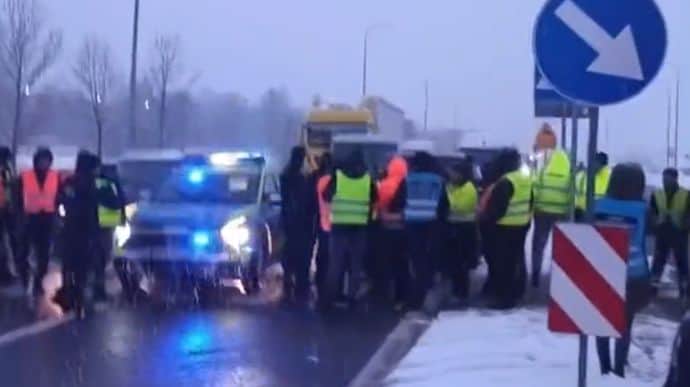 Українські водії перекрили дороги у польських містах на знак протесту проти блокування кордону
