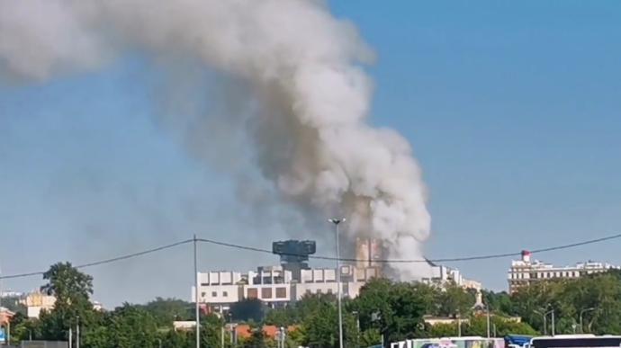 В центре Москвы на складе гремят взрывы, начался пожар