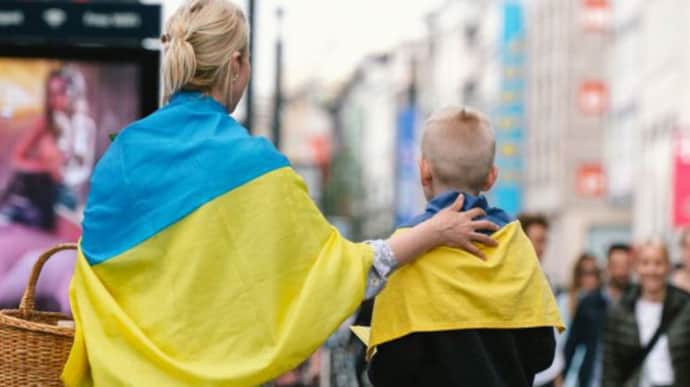Еврокомиссия хочет продлить временную защиту для украинцев до начала 2026 года
