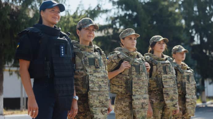 Ukraine's Interior Ministry receives women's body armour for first time – photos