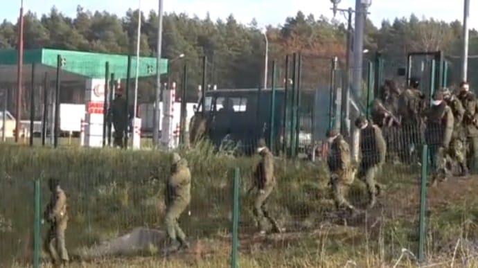 Беларусь стягивает вооруженных силовиков к границе с Польшей